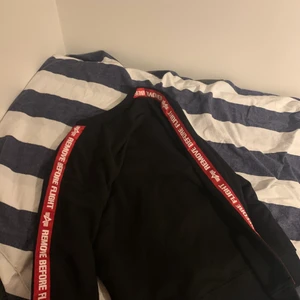 Alpha industries tröja stl L  - Alpha indudustries tröja. Aldrig använd 