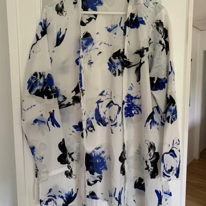 Blommig kofta  - En tunn blommig kofta som jag inte använt någon gång pga bytt stil 