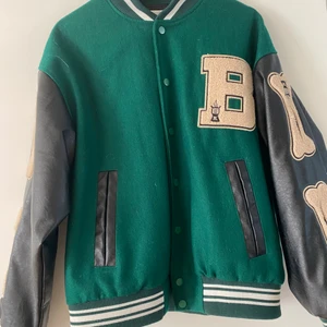 College jacka  - Superfin oversized collage jacka knapt använd!💗