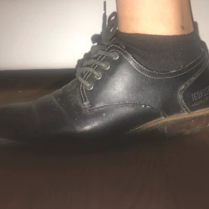 Finskor/skor - Min mans skor som inte används längre. Klacken är lite sliten annars i gott skick. Strl 41.