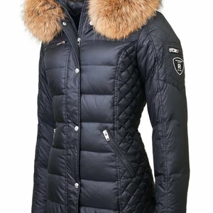 RockandBlue storlek 36 - Jag säljer denna fina Rocknblue jackan. Den är i storlek 36 och köpt i butiken Alexandra i Triangel. Jackan har en stor fin päls och är lite längre i modellen. Jackan är så gott som ny, köpt för 4200kr och säljes för 1700kr. Kvitto finns.