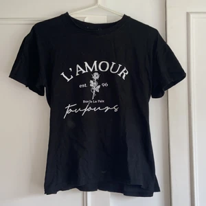 Svart t-shirt med tryck - Köpt från Boohoo! Storlek M🦋 Används inte! FRAKT INGÅR I PRISET