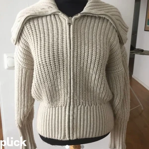 Populär kofta - Kofta från zara som är så snygg och slutsåld, storlek M men sitter sjukt snyggt oversize. 