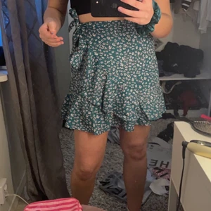 SHEIN - Säljer denna fina kjolen. Oanvänd förutom när jag testade så bra skick. Mer som än S än M💗