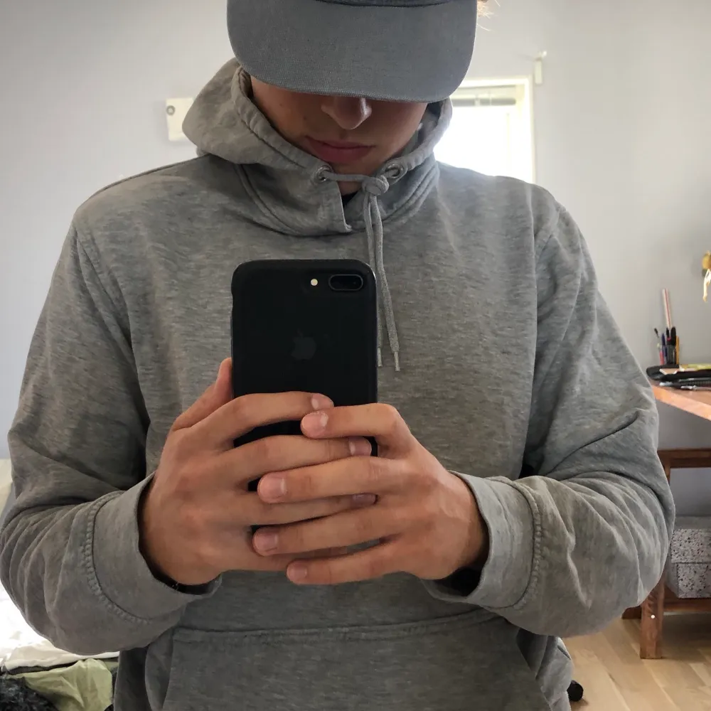 Hej! Det här är en grå hoodie från Weekday. Otroligt nöjd med denna men har för många hoodies. Köpt 2019 och använts kanske 5 ggr.. Hoodies.
