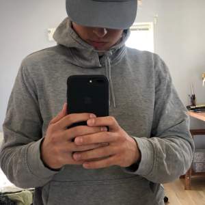Hej! Det här är en grå hoodie från Weekday. Otroligt nöjd med denna men har för många hoodies. Köpt 2019 och använts kanske 5 ggr.