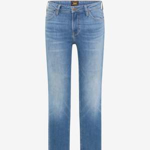 Lågmidjade raka Lee jeans modell Elly som är sparsamt använda, som i nyskick🥰 Nypris: ca 1000 kr vill bli av med dom därav det låga priset!
