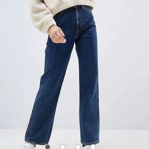 Säljer mina förra favorit jeans från weekday, i modellen rowe och storleken 25/32. Riktigt snygga och långa! Bra skick också ❤️ 