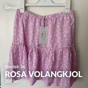 Rosa volangkjol - Rosa blommig volangkjol från Pamela x NA-KD.  Aldrig använd och lapparna kvar💕 Storlek 36 men skulle säga att den passar både större och mindre tack vare resåren!  Köpt för 349kr på hemsidan men har aldrig kommit till användning, därav det lägre priset!  Köparen står för all frakt📦🚚