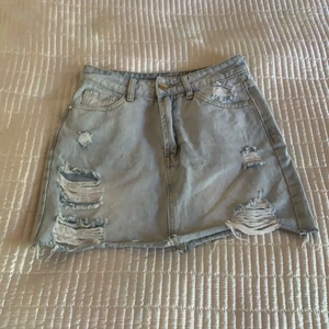 Jeans kjol  - Säljer denna jättefina jeanskjol från Shein. Den är aldrig använd pga förstor i midjan. Nypris på kjolen är 100 kr. Köpare står för frakt🥰❤️ 