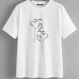 T-shirt  - Säljer denna t-shirt med fint tryck från SHEIN. Storlek S men passar även XS om man vill ha den lite oversize. Aldrig använd, ligger kvar i påsen. Pris 30kr + frakt. 🥰🤩