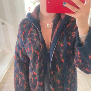 Zadig voltaire sweather  - En kofta med luva från Zadig Voltaire , köpt vintern 2019 sedan men knappt använd. En storlek S och sitter lite oversized för en S. Köpt för 456 pund, 5500 kr . 