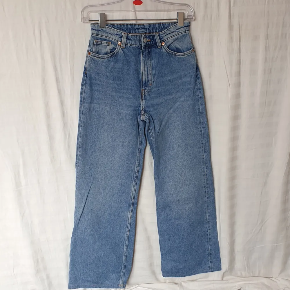 Vida ljusblåa jeans köpta från Monki i modellen 