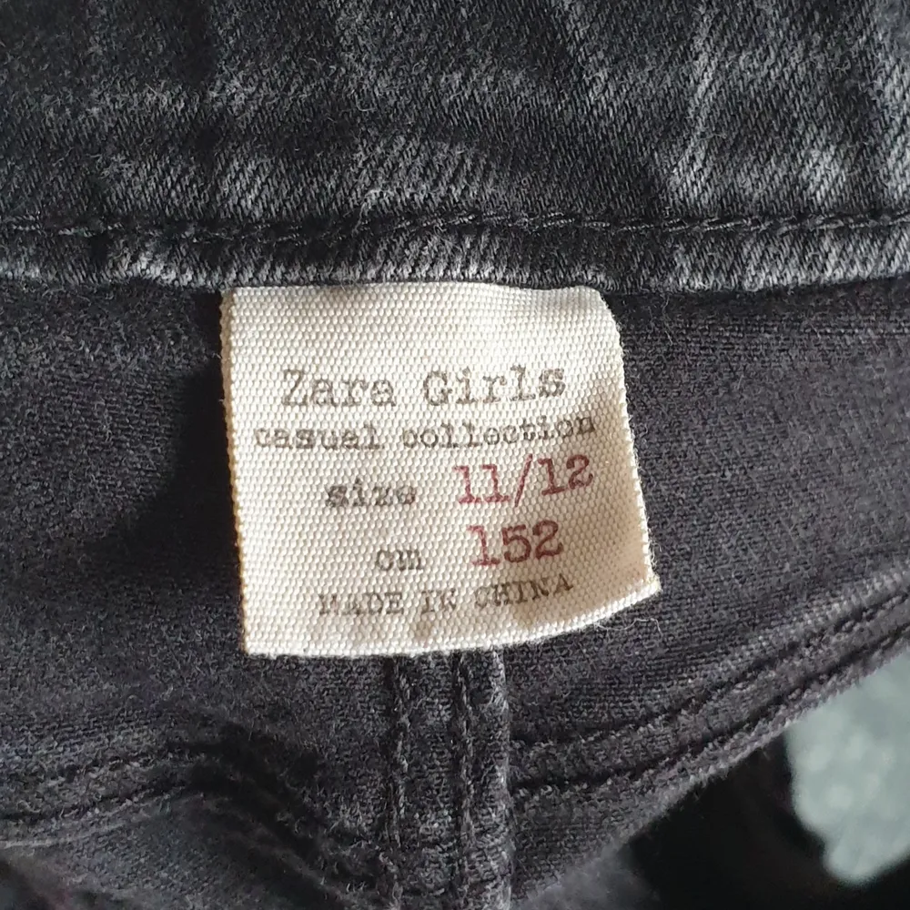 Svart jeanskjol från Zara Girls 🌃 Passar för dem under 155 cm, då kjolen är rätt så kort. Kjolen är mycket stretchig. Storlek 152 i barn, så passar främst XS. Använd, men i bra skick. . Kjolar.