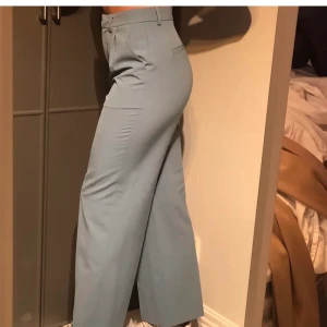 Blåa kostymbyxor - Blåa kostymbyxor från NaKd! Storlek 36. Sitter som bilderna visar på mig som är 175 cm lång! 💙