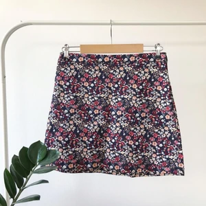 Blommig kjol - Kort kjol i bomull. Dragkedja vid midjan💗