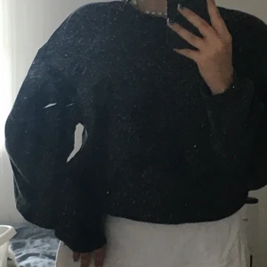 Hm college tröja - Säljer min svarta college tröja som är ifrån hm, dens modell är lite tajtare över kroppen och sedan stora armar vilket är väldigt snyggt. Såljer för att den är för liten för mig. Meddela vid fler frågor:)