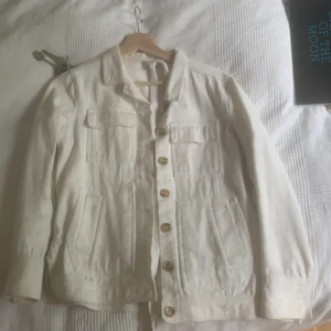 Sommarjacka! - Bra skick! Endast använd några få gånger, säljer pågrund av för liten. Tillkommer skärp. Inköpspris 1400.