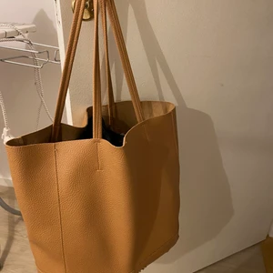 väska - beige väska som knappt är använd