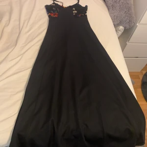 Fin blommig klänning - 💕En otroligt fin blommig klänning köpt second hand. Den måste vara storlek S-M men passar inte mig som har M men inte över brösten. 🌸Jag har D kupa.✨ Tyget är stretchigt överallt förutom över brösten. Den har dragkedja i bak och går till fotknölarna på mig som är 170 lång.🥰