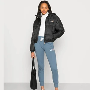 ELLESSE Puffer jacka  - Nästan oanvänd Ellesse puffer jacket. Inga skavanker finns på jackan. Inköpt för 1200 kr. 