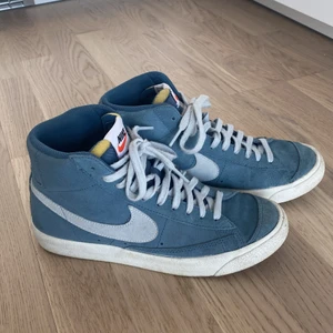 Blå Nike sneakers - Blå Nike sneakers i nyskick! Använda två gånger men säljes då de är för stora :(( Är i suede-aktigt material, och lyfter verkligen en outfit… vi kan komma överens om frakt