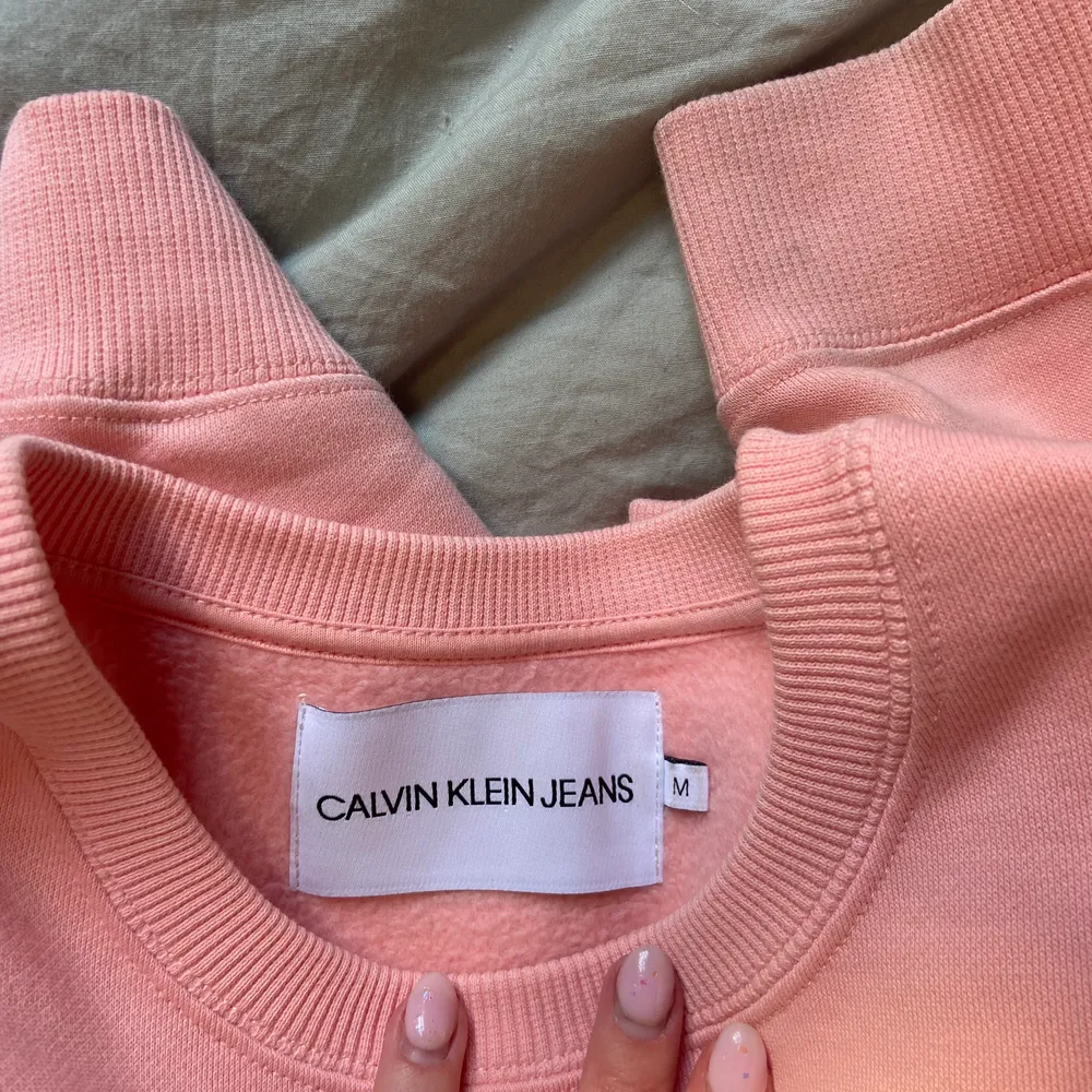 SUPERfin tröja från Calvin Klein! Aldrig använd💕 Mjukt tyg innuti och skönt material! Nypris 999 säljs för 149💗. Tröjor & Koftor.