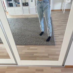 Gina Tricot Mom jeans  - Säljer ett par ljusblåa mom jeans från Gina tricot som är förstora för mig. De är bara använda några få gånger och jag är 166 som referens.