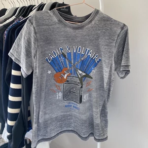 ZADIG TSHIRT - Hej! Säljer denhär supersnygga T-shirten från Zadig! Den är i ett väldigt skönt material och passar perfekt nu till våren och sommaren. Köptes för några månader sen men säljer då jag har en väldigt liknande. Jag är storlek S och den är lite oversized på mig. Hör av er vid intresse!❤️