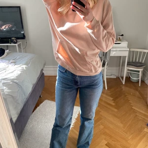 PEACH FÄRGAD HOODIE - En jättefin hoodie från Cubus i bra skick! Den är i färgen peach/rosa, dock finns det en liten fläck som syns på bild nr. 2, därav priset💗 Luftig och oversized