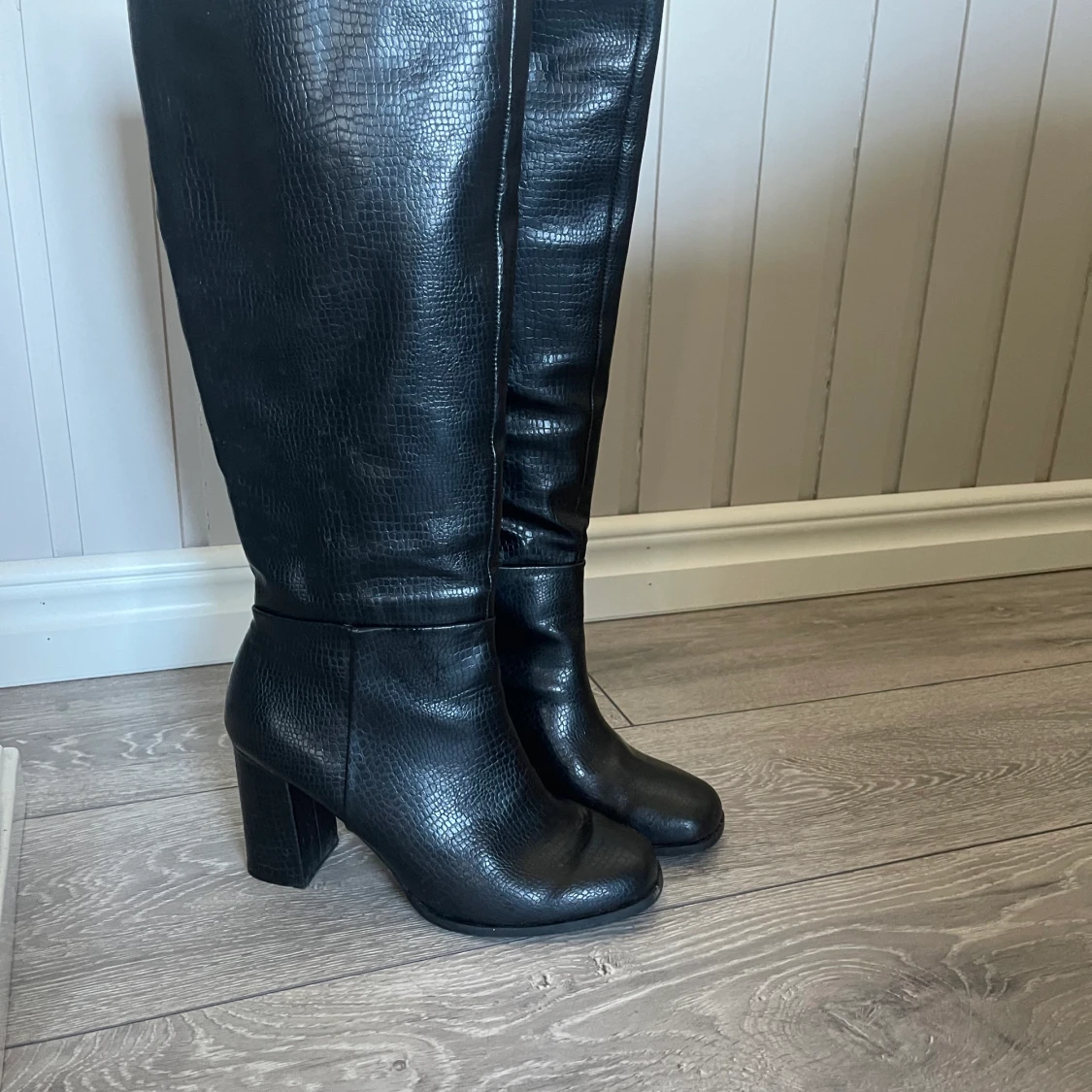 Klackstövlar i fakeläder