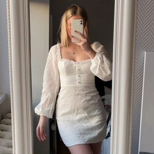 Vit kläning  - Säljer denna super fina kläning från Boohoo! Perfekt till studenten eller skolavslutningen! Aldrig använd, så därför sitter prislappen kvar✨ Storleken är 34 petite. Är 160cm för referens 💛