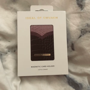 Oanvänd Ideal of Sweden korthållare! 🌟 - Säljer min superfina korthållare från ideal of Sweden då den ej används.  Helt nytt.   Kostar 349kr som nytt, säljer för 40kr.   Fästs med magnet!   Fler bilder kan självklart fås.🤍