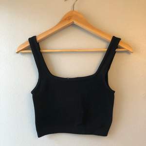 Svart crop top i stretchigt material från Zara, knappt använd. Stl. xs-s