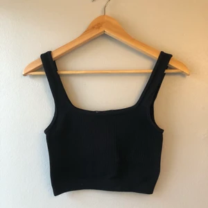Crop top - Svart crop top i stretchigt material från Zara, knappt använd. Stl. xs-s