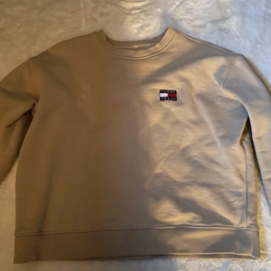 Tommy hilfiger sweatshirt  - Säljer då den inte används ofta, den är i bra skick och inga defekter va jag ser.