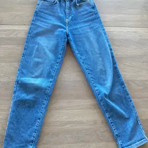 Fina blåa mom jeans från Gina Tricot! De har små slitningar på fickorna från när jag köpte den. De är i storlek 32. Kontakta mig för fler bilder💗frakten ingår inte
