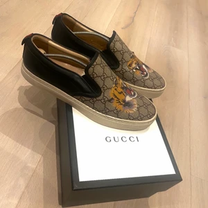 Gucci Skor - Säljer dessa herr Gucci skor. Äkta, får med kvitto box osv. Köpta för 5200kr! Kan köpas direkt för 3600kr! 