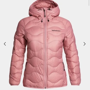 Peak performance vårjacka  - Rosa peak performance vårjacka i fint skick, st. S. Pris 800kr
