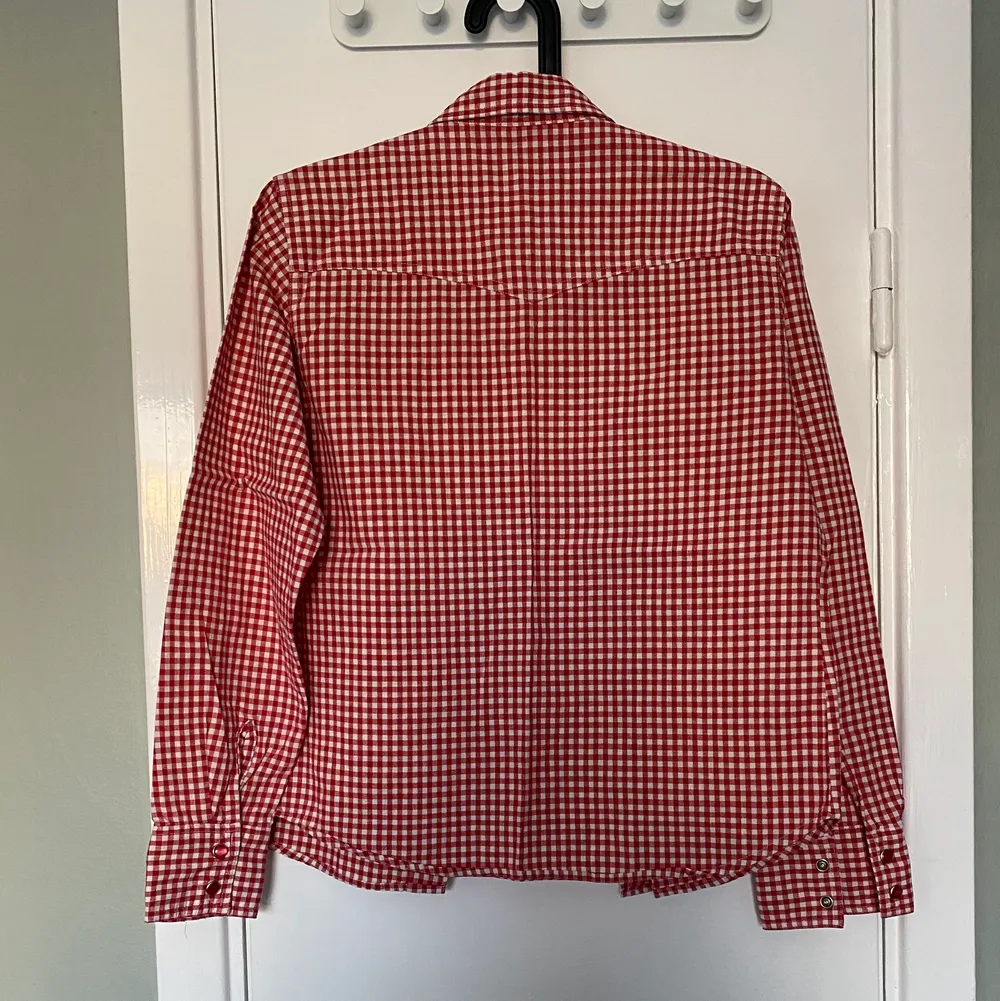 Säljer en röd rutig skjorta från girls casual wear collection av original rocky clothing som är en varumärke från 90s. Använd sparsamt och i fint skick. Storlek S.. Skjortor.