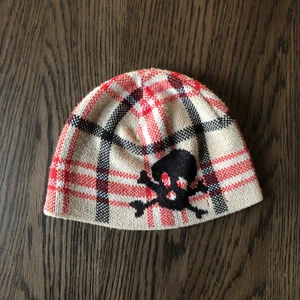 Fetaste mössan - Min gamla favoritmössa, den är schysst som fan bra skick och är bekväm. Priset kanske ses som dyrt för en mössa, men det e värt det för det är den bästa mössan 