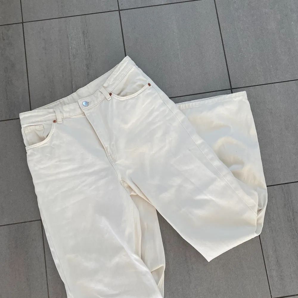 Säljer dessa snygga vita jeans från monki i stl 29✨. Jeans & Byxor.