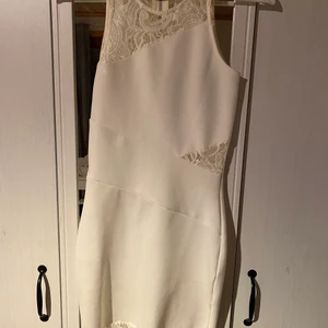 Studentklänning eller fest - Passar lika bra som till studentklänning som fest och sommarklänning. Använd 3 gånger. Lite smink på baksidan men är man duktig så går de att få bort säkert. Inget som syns på😊