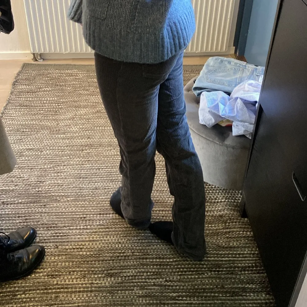 🤍 Grå Manchester byxor 🤍 Säljer dessa as snygga grå Manchester byxor. Väldigt sköna och sitter super bra. Säljer då dem inte kommer till användning. I nyskick och endast använda 1 gång. Jag är ca 1,74 cm och de är långa på mig. ❗️Köparen står för frakten❗️. Jeans & Byxor.