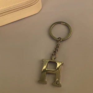 H nyckelring  - Superfin ”H” nyckelring med två små diamanter. Köptes i en souvenirbutik. Frakt tillkommer. Skriv gärna vid frågor 💙