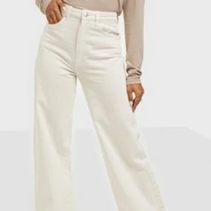 Vita snygga jeans - ””ostrykta”” Vita jeans i storlek 36 modell Idun full length highwaisted, har gjort ett hål själv på vänstra knät, jag är 168 och byxorna går ner till golvet.