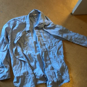 Skjorta  - Jag säljer denna skjorta för 50kr! Den passar till barn från 14 år men kan passa till mindre också  i storlek 164! Kan mötas upp i norrköping men kan även skickas men då står  köparen för frakten! 