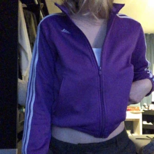 Adidas - Lägger upp denna igen pga hon som vann budgivningen inte svarar. ❣️säljer denna asballa vintage tröjan från adidas i färgen lila. Går ej att få tag på denna modell längre förutom möjligtvis här. Passar en XXS-S, super fint skick⚡️frakten står köparen för