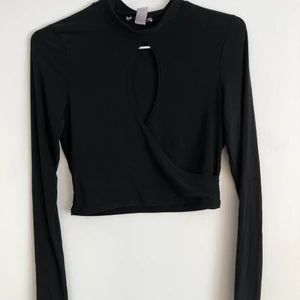 Top med cutout  - Top med cutout/nyckelhål från Nelly. Sparsamt använd. 