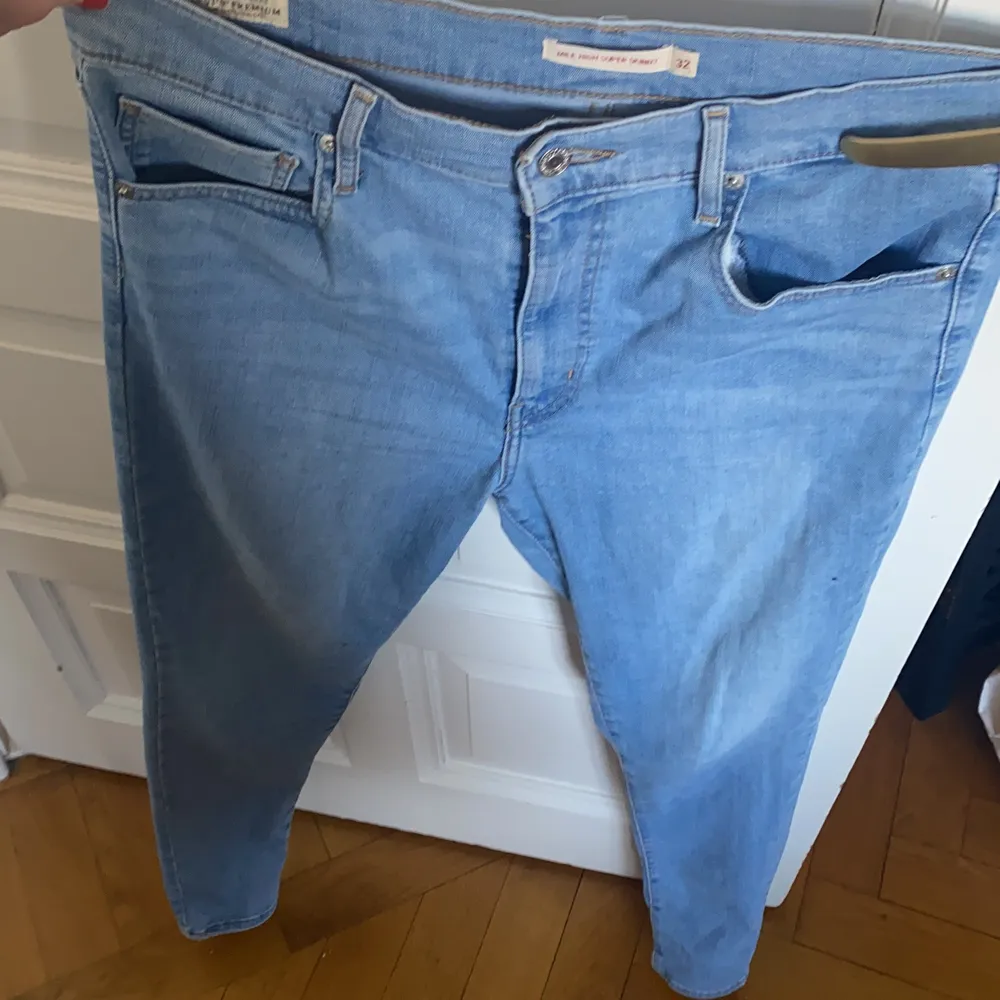 Levis jeans storlek 32/32! Lite stora och långa för mig som är 169 men men korta ben dock!😅 endast använda ett fåtal gånger! 250 kr pluss frakt💗. Jeans & Byxor.